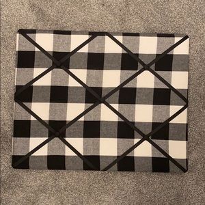 PICTURE HOLDER CHECKERED WALL DECOR!